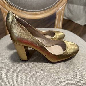 Gold pumps